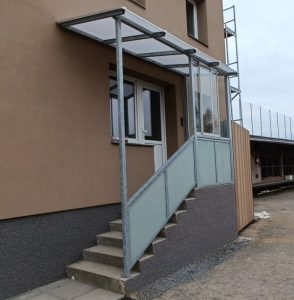 ocelovy_zarovo_zinkovany_pristresek_zabradli_se_sklenou_vyplni (2)