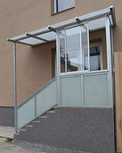 ocelovy_zarovo_zinkovany_pristresek_zabradli_se_sklenou_vyplni