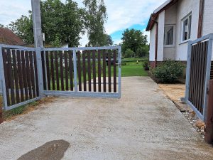 posuvna_brana_prejazd_4m_plotove_dily_ram_zarovo_zinkovana_ocel,_vypln_plastove_plotovky (2)