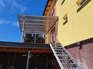 terasa_schodiste_ocelova_zarovo_zinkovana_konstrukce,_pristresek_hlinikova_konstrukce,_zabradli_nerez (3)